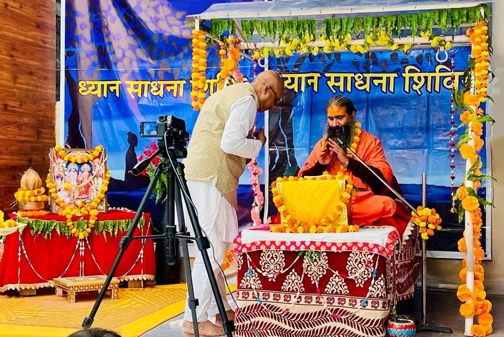 Pujya Swami Ji leading a Dhyan Sadhna Shivir satsang